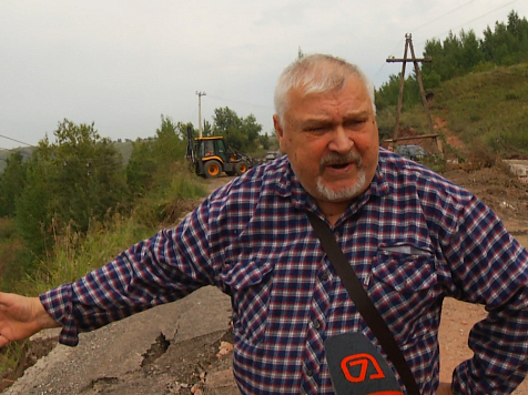 «Гравий и куски асфальта до сих пор лежат в огороде»: красноярец в одиночку борется с обломками дороги, приплывшими в ливень к нему на грядки 