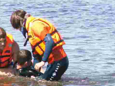 Под вантовым мостом пошла на дно лодка с двумя рыбаками. Фото: 24.mchs.gov.ru