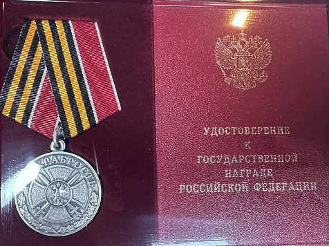 Владимир Путин наградил красноярского депутата медалью «За храбрость». Фото: ТГ&nbsp;Елены Пензиной