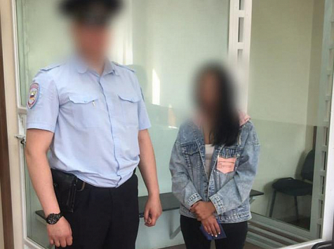 В Красноярске издевавшуюся над детьми помощницу воспитателя посадили под домашний арест . Фото: СК
