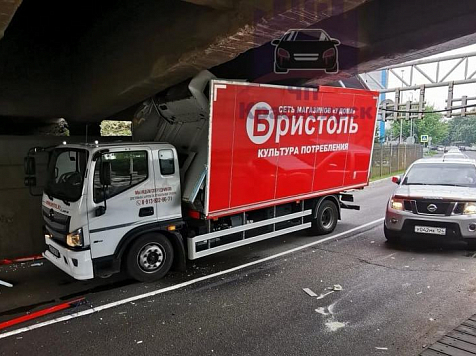 Грузовик «Бристоль» застрял под мостом в центре Красноярска . Фото: «ЧП Красноярск» / Telegram