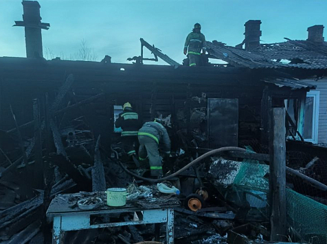 В Нижнеингашском районе пожар частично уничтожил жилой дом. Фото: служба спасения Красноярского края