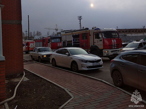 56 человек эвакуировались из горящей высотки на ул. Калинина в Красноярске  . Фото: ГУ МЧС России по Красноярскому краю