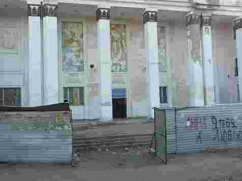 Вандалы разграбили и изуродовали здание ДК КрасТЭЦ на правобережье (фото). Фото: Александр Глисков / facebook.com