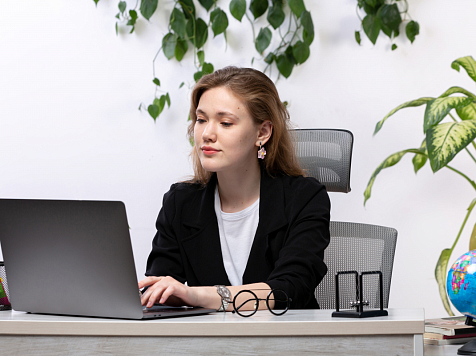 В Красноярске экс-сотрудницу банка подозревают в краже миллионов со счета VIP-клиента. Фото: freepik