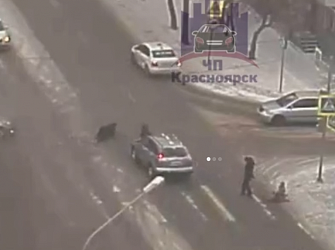 В Красноярске водитель проехал на красный светофор и сбил мужчину с ребёнком. Фото, видео: ЧП Красноярск