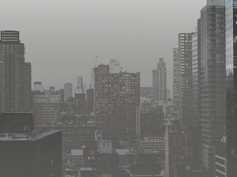 В Красноярске режим неблагоприятных метеоусловий вводят до 19:00 3 августа. Фото: ru.freepik.com, УГМС