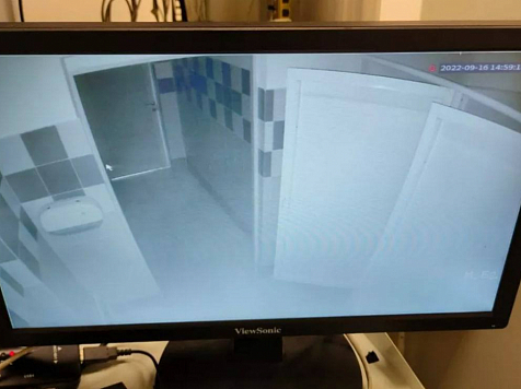 В красноярской школе №153 поставили камеры в мужском туалете . Фото: «ЧП 124»