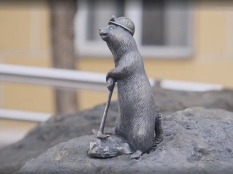 Красноярские студенты будут тереть нос суслику-инженеру ради удачи на сессии. Скриншот: пресс-служба СФУ