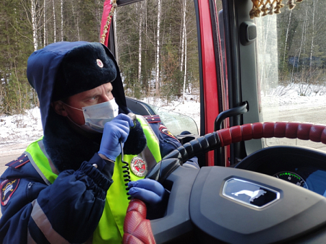 Красноярские госавтоинспекторы по радио призывают дальнобойщиков к осторожности. Фото: 24.мвд.рф