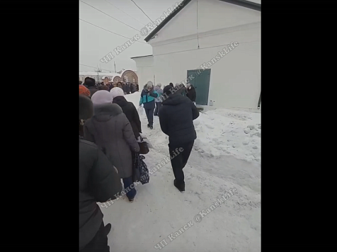 Жители Канска пожаловались на платную очередь за святой водой. Фото, видео: «ЧП Канск»