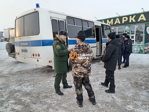Военные следователи раздали повестки мигрантам на красноярских рынках. Фото: военной следственный отдел СК России