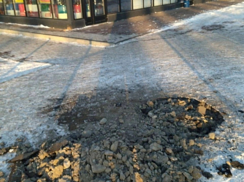 В Красноярске на недавно сделанном тротуаре выкопали ямы. Фото: Мичуринский микрорайон | Красноярск 