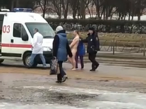 В Зеленогорске голый мужчина бегал по центру города (ВИДЕО). видео: https://vk.com/tk_tvin