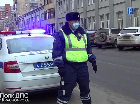 В центре Красноярска полицейские за три часа поймали 12 любителей чрезмерной тонировки. Фото, видео: ГИБДД