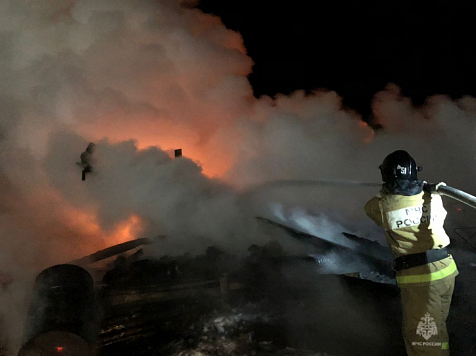 В Красноярском крае в коровнике во время пожара сгорели 44 теленка . Фото, видео: МЧС
