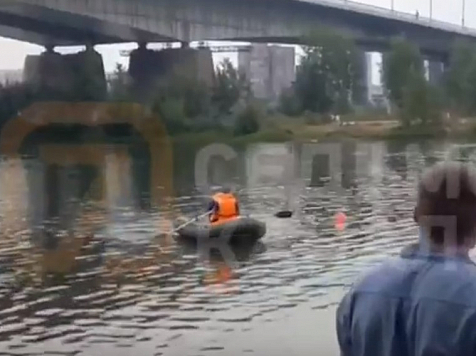  Попрощалась через смс: спасатели сняли с моста босоногую девушку 					     title=