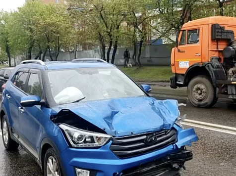 В Красноярске водитель КамАЗа спровоцировал смертельную аварию на Свердловской. Видео: ГАИ Красноярского края