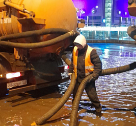 В Красноярске откачивают воду с дорог после затопления вечерним дождем