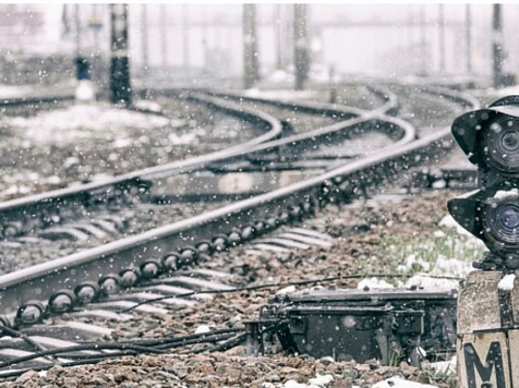 На платформе в Красноярске поезд насмерть сбил девушку: она переходила пути в наушниках. Фото: Freepik.com