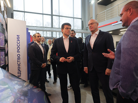 Михаил Котюков представил Дмитрию Чернышенко молодёжные проекты Красноярского края. Фото: правительство Красноярского края