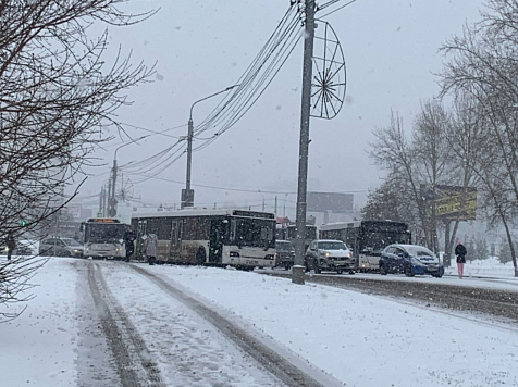 В Красноярске из-за сильного снегопада часть автобусов перестала доезжать до конечных остановок. Фото: департамент транспорта
