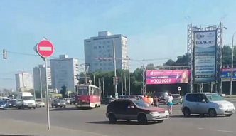 Трамвай попал в аварию на Матросова – улица встала в пробку 