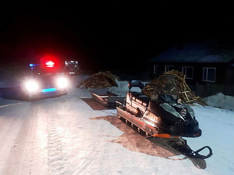 Житель Красноярского края прицепил к снегоходу нарты и катал 6-летнюю дочь по оживленной дороге. Фото: ГИБДД