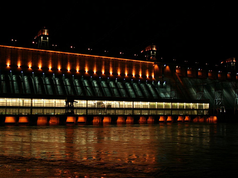 Красноярская ГЭС включает ночную праздничную подсветку на долгие майские выходные . Фото: Дамба. Ток. Водоворот/tg.me