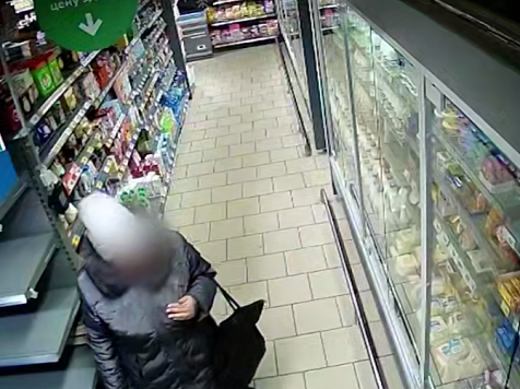 Женщину задержали за кражу пакета масла на тысячи рублей в Красноярском крае . Изображение, видео: МВД 24 / Telegram