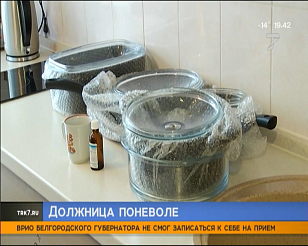 В Красноярске пенсионерка три года платит кредит за «подарочный» набор посуды