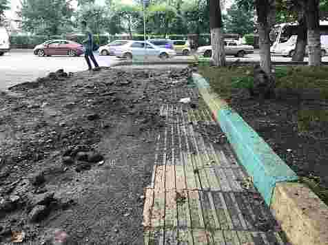 Чиновников обвинили в оплате несуществующих работ по укладке плитки для слепых. Фото: Илья Зайцев / facebook.com