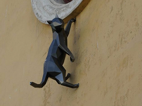 В Красноярске появилась скульптура повисшего на окне чёрного кота . Фото: мэрия