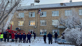 В Красноярске Дед Мороз и Снегурочка десантировались с автовышки к маленьким пациентам 20-й больницы