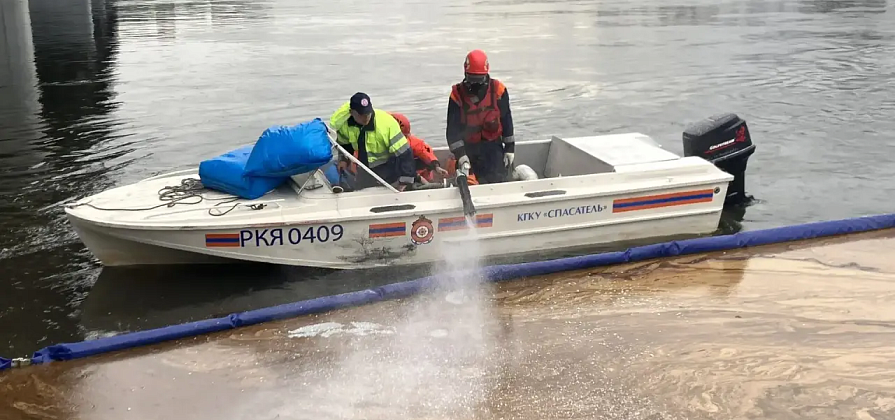 Красноярцев насторожило огромное масляное пятно у четвертого моста