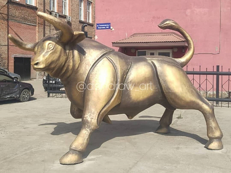 В Красноярске установили скульптуру быка, как в Нью-Йорке. Фото, видео: instagram.com/dendraw_art/ и Richard Drew