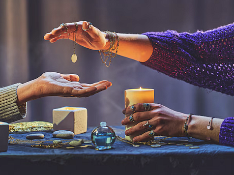 Женщина крала деньги из квартир во время «обрядов исцеления» в Красноярском крае. Фото: Freepik