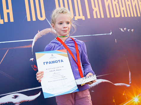 8-летняя школьница из Красноярске подтянулась больше 30 раз и завоевала Кубок города. Фото: admkrsk.ru