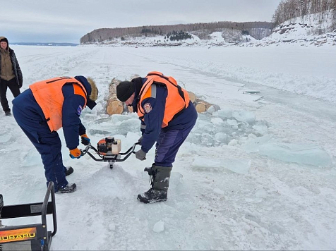Автомобиль с водителем провалился под лед в Красноярском крае. Фото: КГКУ «Спасатель»