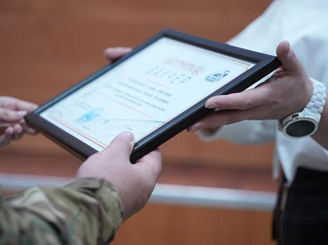 В Красноярске вручили еще два ваучера на квартиры добровольцам спецоперации. Фото: Администрация Красноярска