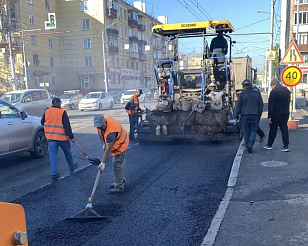 Движение по Свободному в Красноярске затормозило из-за укладки асфальта