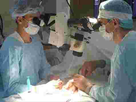 Хирурги пришили женщине оторванную мясорубкой кисть. Скрин из видео: Вадим Кеосьян / facebook.com