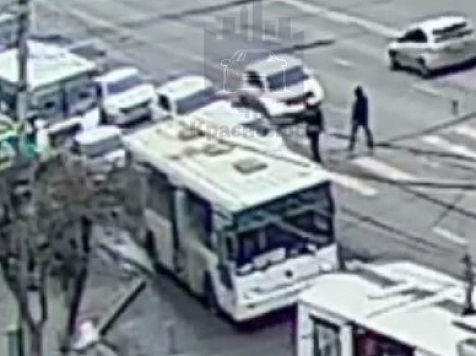 В Красноярске двое пьяных напали на водителя, мешавшего им перейти на красный. Фото: vk.com/kraschp