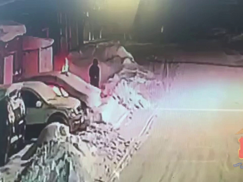 Мужчина из Красноярского края поджег машину, чтобы расплатиться за долги. Фото и видео: МВД 24