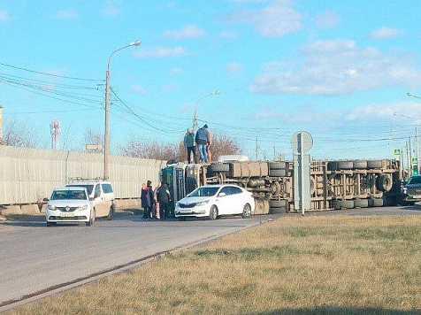 У «Глобуса» на Глинки в Красноярске образовалась массивная пробка. Фото: Алена Павлинич / Прима | Скриншот: 2ГИС