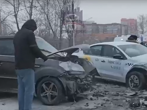 В Красноярске в ДТП с такси пострадали 2 человека. Фото, видео: vk.com/kraschp