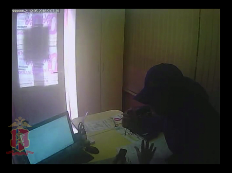 Приехавший на заработки мужчина ограбил офис микрозаймов (видео)