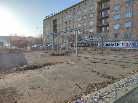 В Красноярске собственник «Кантри-2» построил навес у Центрального рынка после запрета суда. Фото: t.me / Зайцев