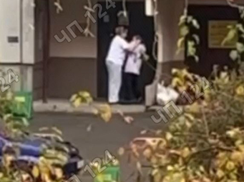 Красноярская учительница избила и оттаскала за волосы свою 9-летнюю дочку возле подъезда жилого дома. Фото/видео: ЧП 124