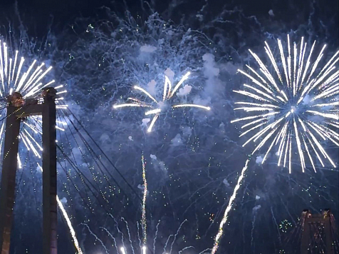 Сотни вспышек салюта озарили небо над красноярским Татышев-парком на 1 мая . Фото: КрасВегас (VK), видео: Мкр.Солнечный. Красноярск (VK)